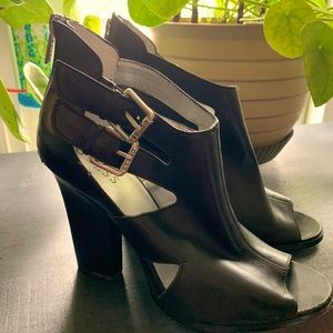 NVW GUESS Black Strappy Heels Size 10